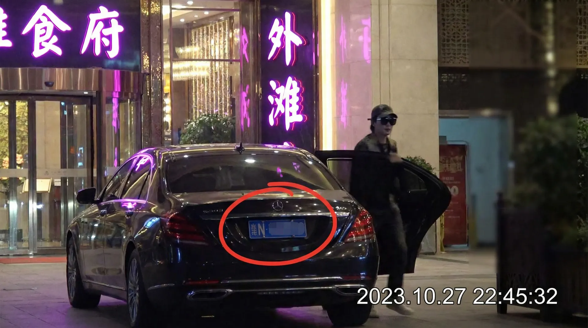 黑料吃瓜 - 吃瓜黑料专题，查看更多内容 - 豪车餐厅外偷拍